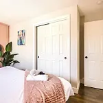 All King Beds, Firepit, Hot Tub, Near Down Town, Games Room