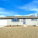 All King Beds, Firepit, Hot Tub, Near Down Town, Games Room