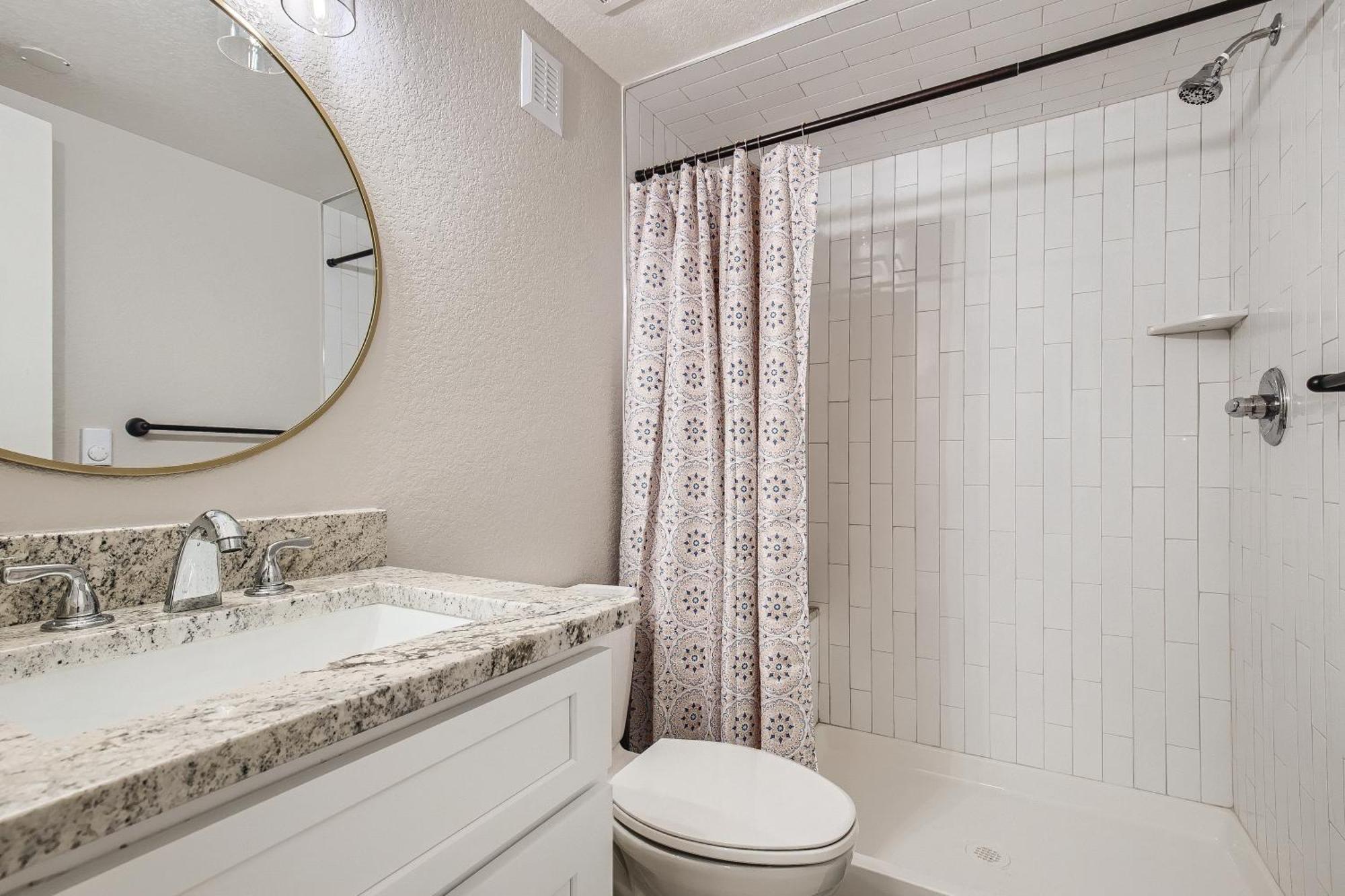 King Beds, Firepit, Hot Tub, Near Down Town, Games *