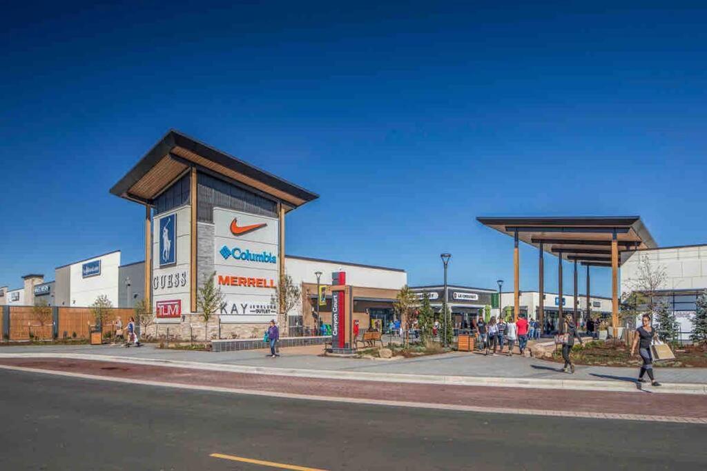 King Beds, Firepit, Hot Tub, Near Down Town, Games