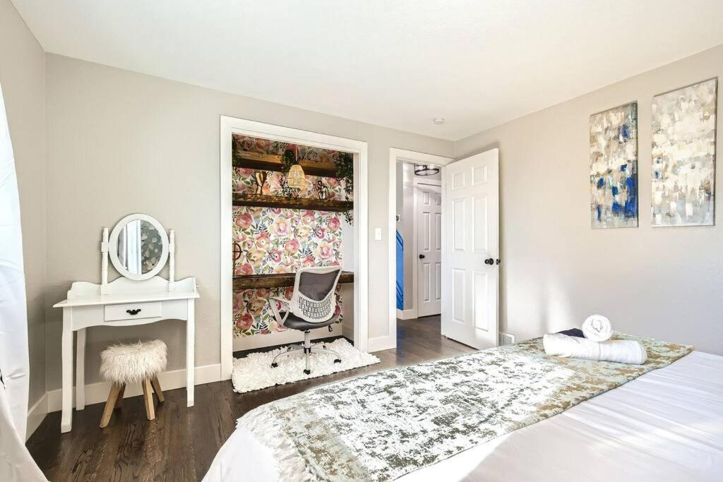 King Beds, Firepit, Hot Tub, Near Down Town, Games Denver