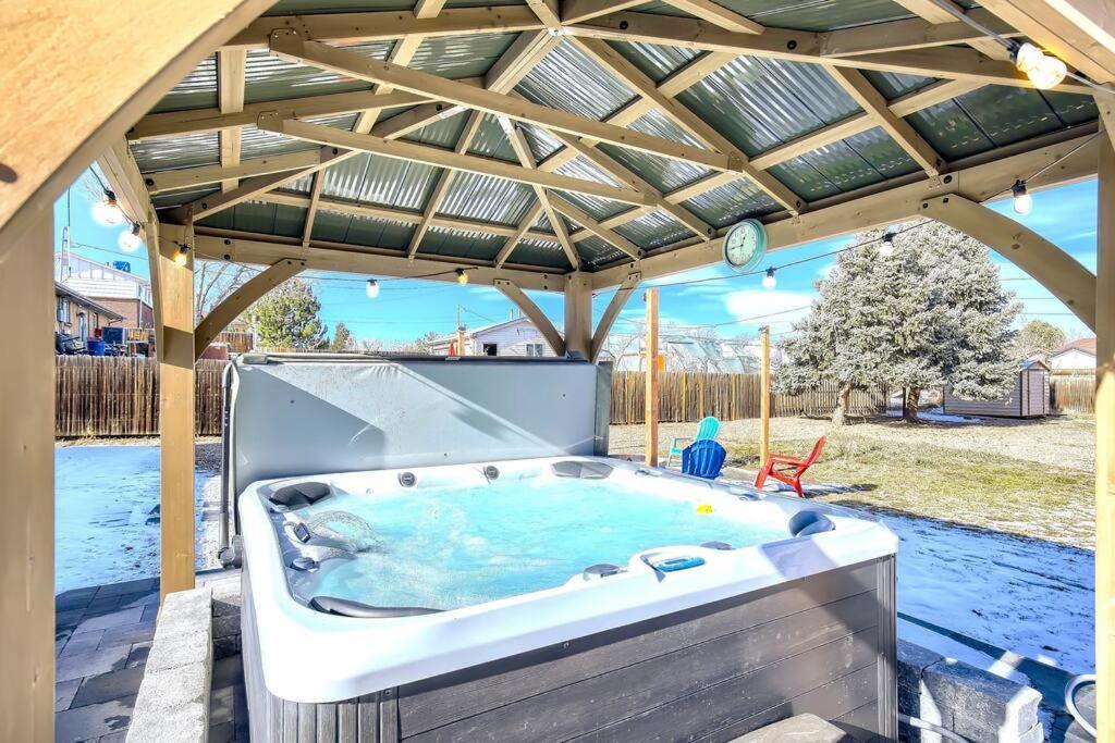 Holiday home King Beds, Firepit, Hot Tub, Near Down Town, Games
