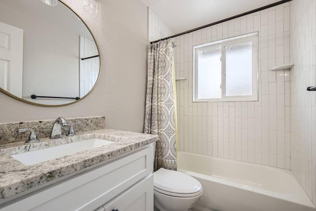 King Beds, Firepit, Hot Tub, Near Down Town, Games Denver