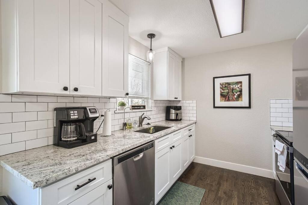 Holiday home King Beds, Firepit, Hot Tub, Near Down Town, Games Denver