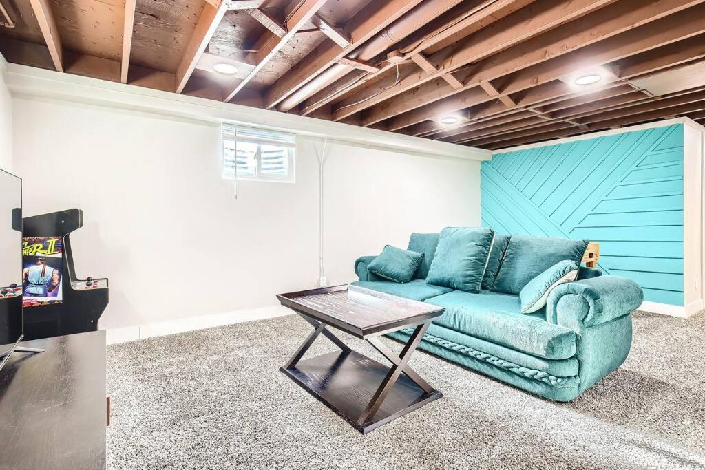 King Beds, Firepit, Hot Tub, Near Down Town, Games *